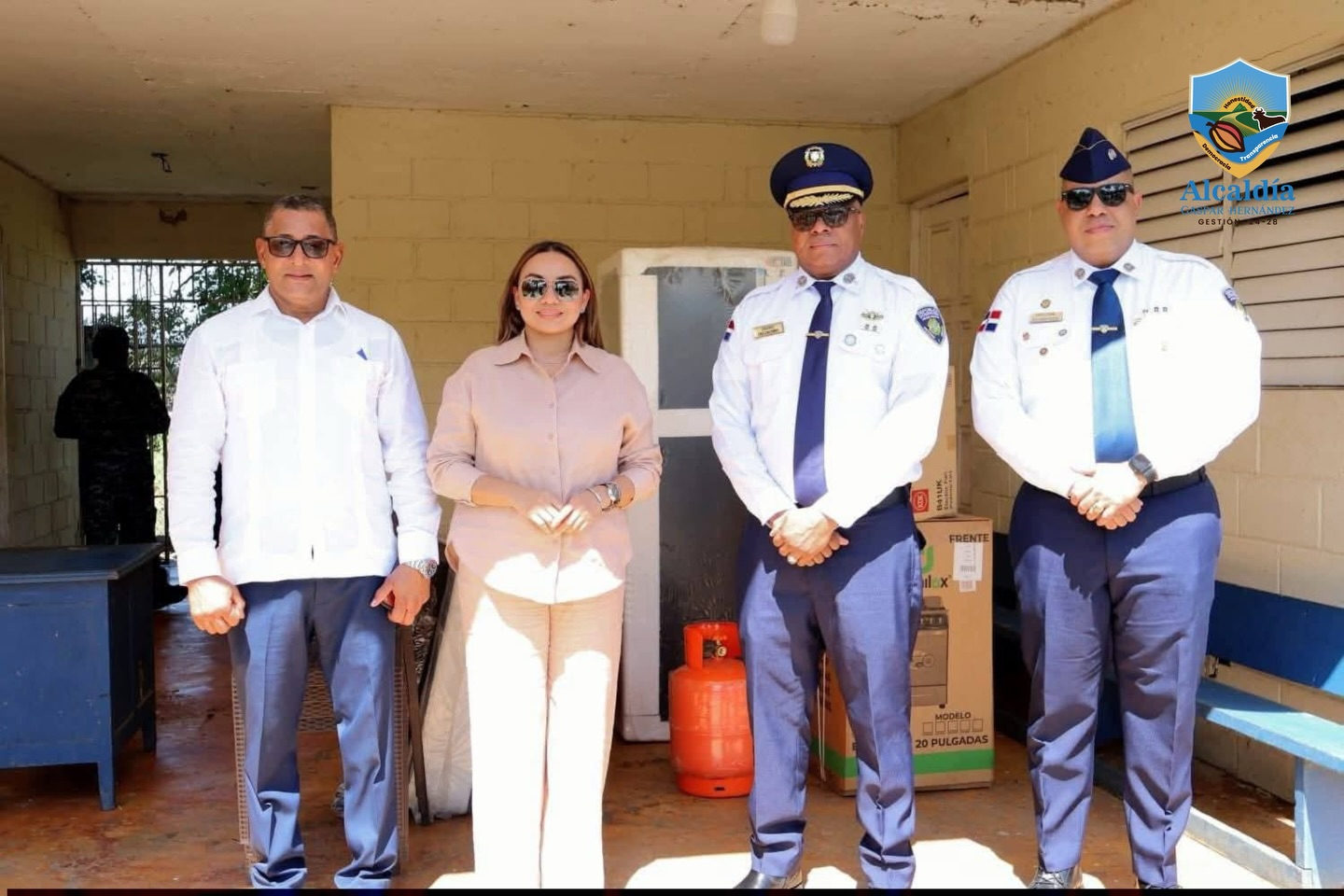 GOBERNADORA PROVINCIAL JUNTO AL ALCALDE REALIZAN ENTREGA DE ENSERES AL DESTACAMENTO DE CAÑO DULCE.