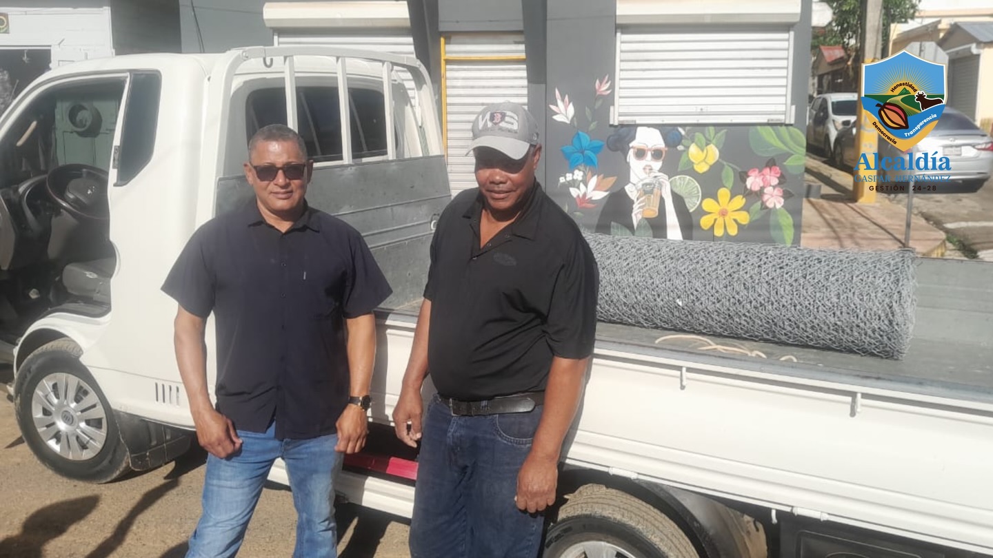 ALCALDE ABELITO SURIEL REALIZA DONACION DE  ROLLO DE MALLA PARA LA CONSTRUCCION DE UN GABION EN EL CAIMAN.