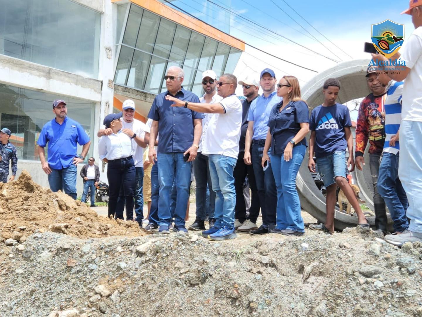 MINISTRO ADMINISTRATIVO DE LA PRESIDENCIA ANDRES BAUTISTA Y LA GOBERANDORA PATRICIA MUÑOZ REALIZAN UN RECORRIDO EN EL MUNICIPIO, OBSERVANDO LOS TRABAJOS QUE ESTA REALIZANDO EL ALCALDE ABELITO SURIEL.